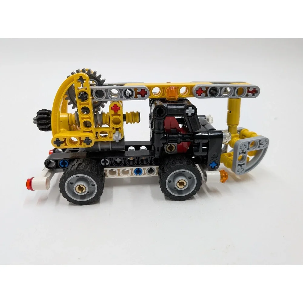 LEGO Technic Cherry Picker 42031 Construction Truck 2-in-1 Set 2015 Yellow Black